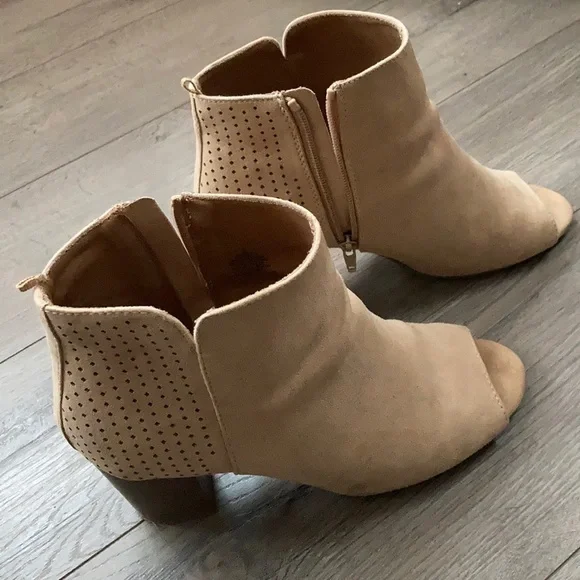 Old Navy Tan Peep Toe Zipper Close Block Heel Booties Size 9 Great Shape - Picture 3 of 8